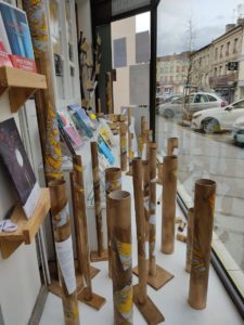 Librairie-L'Hirondaine-Firminy-Printemps des poètes 2024-photo vitrine 2